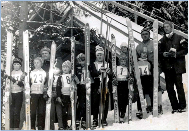 Skupina z�vodn�k� ��kovsk� kategorie Pod Zvi�inou u zrekonstruovan�ho m�stku se sv�mi tren�ry Krebsem, Vondrou�em a ��ftren�rem Vl. Hrone�em.