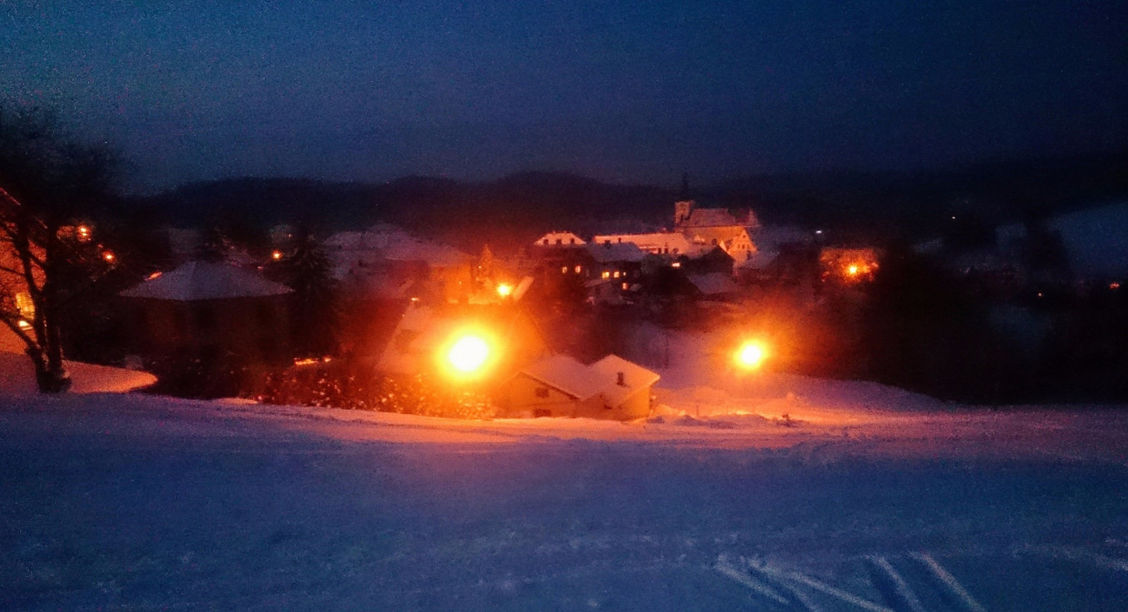 Osv�tlen� sjezdovka v podve�enr�ch hodin�ch