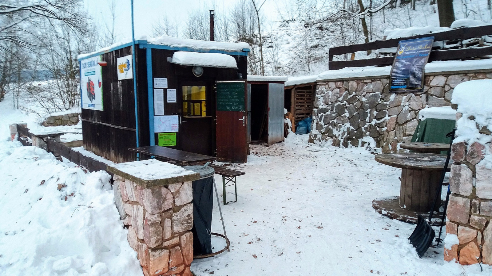 Ob�erstvovac� kiosek v doln� stanici lanovky