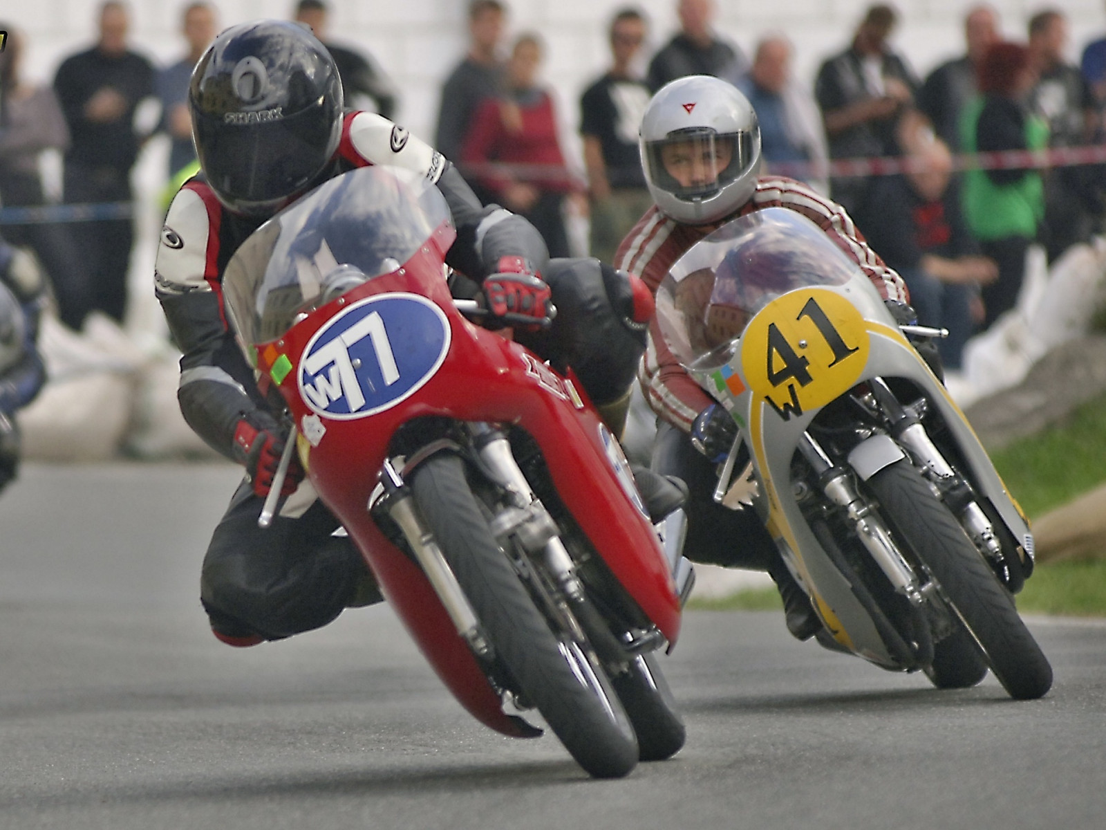 Josef Chvojka na motork�ch tak� z�vod� a sv� z�vodn� stroje si p�ipravuje ve sv� d�ln�.