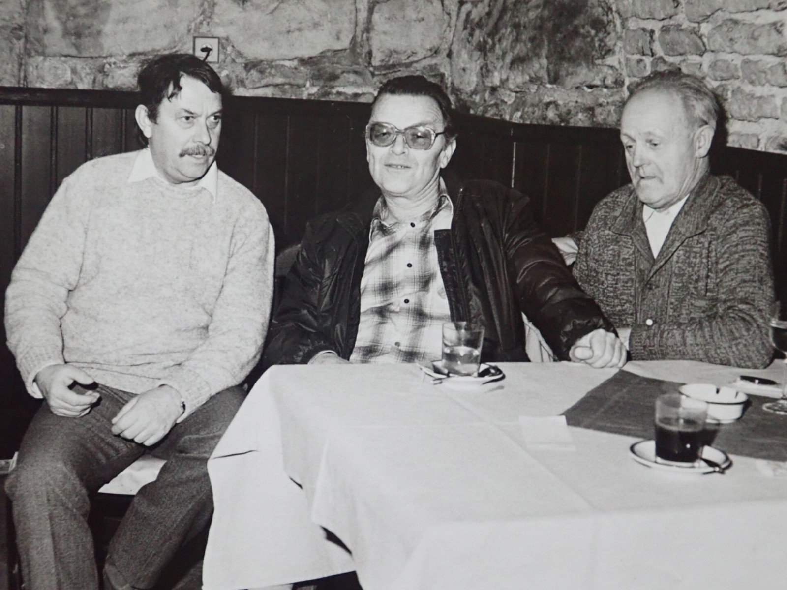 Prvn� sch�zka skaut� za ��elem obnoven� �innosti Jun�ka ve Dvo�e Kr�lov� se konala 7. 12. 1989 ve Star� radnici