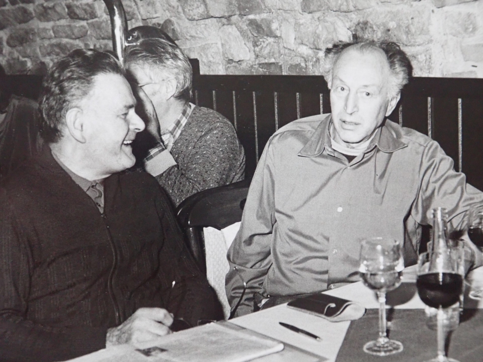 Prvn� sch�zka skaut� za ��elem obnoven� �innosti Jun�ka ve Dvo�e Kr�lov� se konala 7. 12. 1989 ve Star� radnici